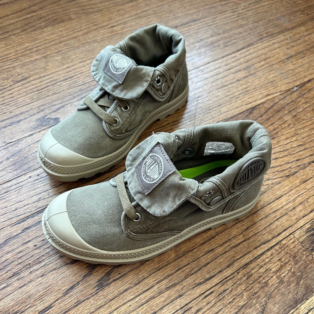 Palladium Baggy Boots - Concrete Silver - Size 5.5. NEW WITHOUT TAGS